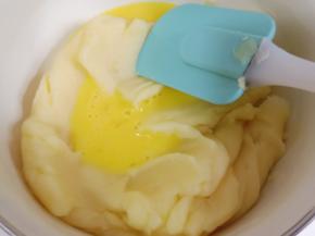 面糊冷却后将鸡蛋液打散，分次加入。