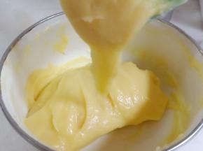 不一定要把鸡蛋全部加完，注意观察面糊状态，用刮刀舀起面糊能挂在刮刀上呈倒三角状态约4cm即可。
