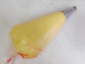 将面糊装入裱花袋中。