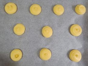 挤在垫有油纸的烤盘上。