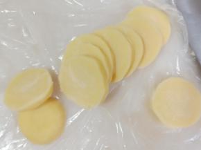 冷冻好的酥皮取出切成薄片。