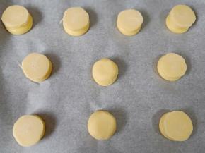 轻轻盖在泡芙面团上，入预热好的烤箱中层200度12分钟面糊膨胀后再转150度烤13分钟即可。