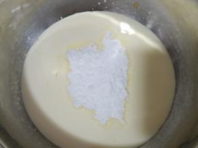 淡奶油加细砂糖打至裱花状态。