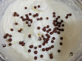 加入脆脆珠拌匀，装入裱花袋。