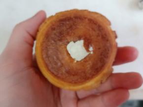 从泡芙底部挤入。