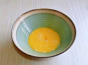 加入30克细砂糖，用手动打蛋器打至均匀。