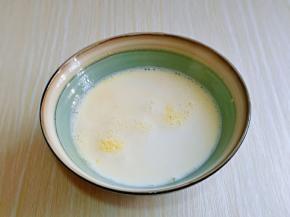 加入牛奶，再次用手动打蛋器打至均匀。