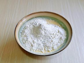 加入低筋面粉，充分拌均匀，切无干粉，这一步面粉不过细筛也可以。