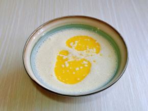 再加入隔水融化的黄油，充分拌均匀。