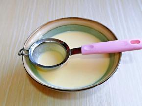 这一步不可以省略呦～将面糊过细筛。