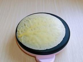 静置好的面糊，做出薄饼，我用的薄饼机，用平底锅也可以，但是一定要用不粘锅，依次做完，晾凉备用。