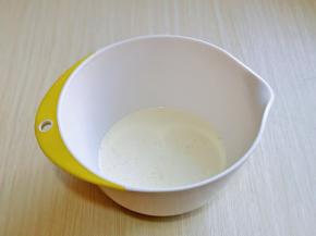 做好皮再打奶油，将奶油倒入器具中，加入30克白砂糖。