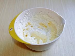 启动电动打蛋器，打发明显有纹路即可。