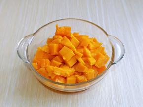 芒果去皮，去核，将果肉切下来，放入器具中。