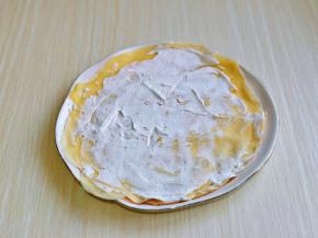 取一张皮涂上奶油，再叠加一张皮。