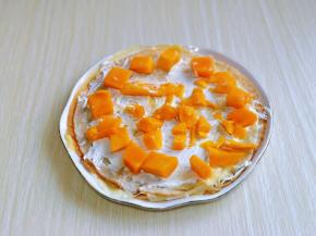 涂抹上奶油，撒上芒果，一张皮，一层奶油，一层芒果，这样做完即可。