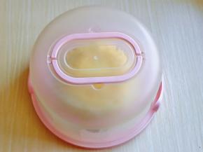 装入蛋糕盒中，放入冰箱冷藏室，冷藏2小时以上再切开。