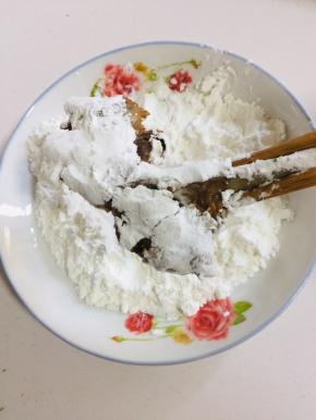 羊排均匀的裹一层淀粉！把多余的淀粉抖掉！