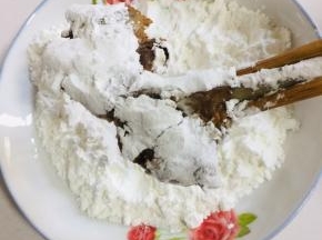 羊排均匀的裹一层淀粉！把多余的淀粉抖掉！