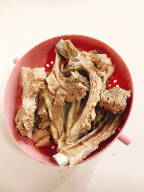 再次清洗干净，捞出沥干水份备用！