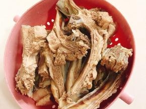 再次清洗干净，捞出沥干水份备用！