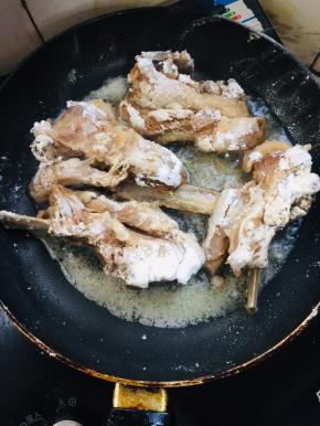 平底锅加热倒入适量的油，放入羊排中小火慢慢的煎！