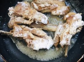 平底锅加热倒入适量的油，放入羊排中小火慢慢的煎！