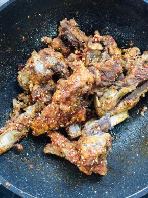 放入煎好的羊排翻炒均匀！