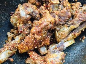 放入煎好的羊排翻炒均匀！