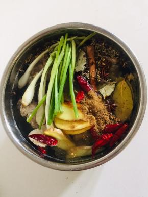 羊排放入高压锅内胆中，放入适量的水，放入葱，姜，八角，桂皮，香叶，花椒，小茴香籽，干辣椒，生抽，老抽，盐，鸡精，十三香！