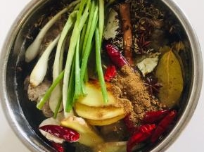 羊排放入高压锅内胆中，放入适量的水，放入葱，姜，八角，桂皮，香叶，花椒，小茴香籽，干辣椒，生抽，老抽，盐，鸡精，十三香！