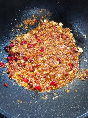 放入混合好的调料翻炒均匀！