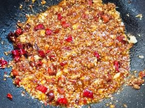 放入混合好的调料翻炒均匀！