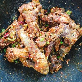 起锅前放入青椒丁翻炒均匀即可！