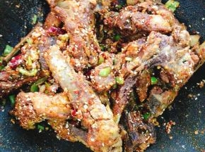 起锅前放入青椒丁翻炒均匀即可！