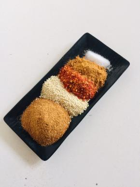 烧烤料，辣椒粉，白芝麻，孜然粉，盐混合均匀备用！