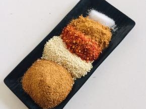 烧烤料，辣椒粉，白芝麻，孜然粉，盐混合均匀备用！