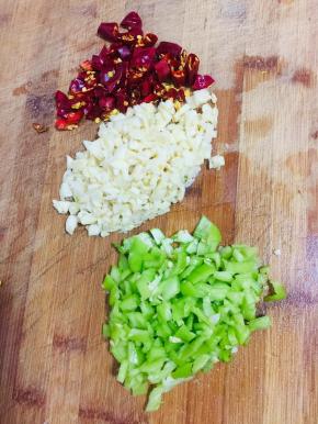 干辣椒切段，蒜瓣拍碎剁成末，青椒切成小丁备用！