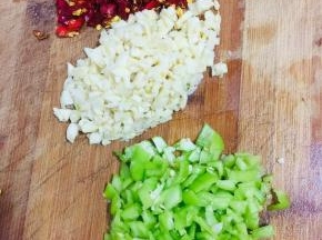 干辣椒切段，蒜瓣拍碎剁成末，青椒切成小丁备用！