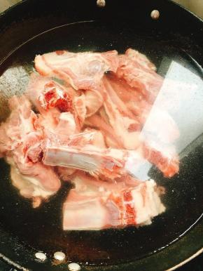 羊排清理干净，切成条！冷水下锅加入一勺料酒，煮出血末！