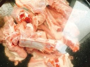 羊排清理干净，切成条！冷水下锅加入一勺料酒，煮出血末！