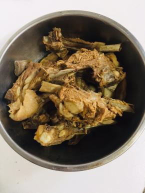 煮好的羊排捞出控干水分备用！