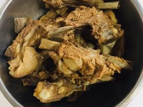 煮好的羊排捞出控干水分备用！