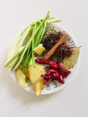 准备好卤料：生姜，干辣椒，香叶，八角，桂皮，花椒，小茴香籽，葱段！