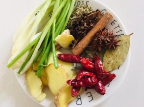 准备好卤料：生姜，干辣椒，香叶，八角，桂皮，花椒，小茴香籽，葱段！