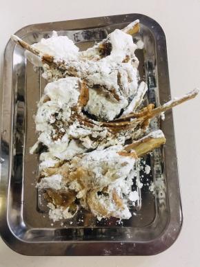 依次把所有的羊排都裹上淀粉！