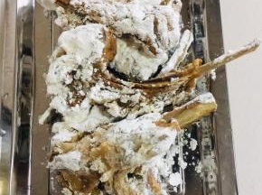 依次把所有的羊排都裹上淀粉！