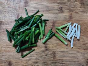 小葱洗干净晾干水，切一寸左右长再短点也行随意。