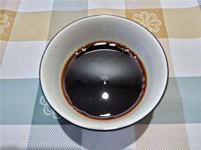 取一个碗，我们来调酱油水。1汤匙生抽，1汤匙蒸鱼豉汁，1汤匙蚝油，半汤匙老抽，这些都是咸的，盐适量放一点点，兑两三倍的水。