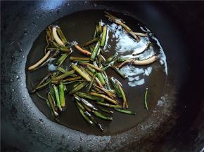 如果要保留小葱，炸到这样子就可以了。不要小葱就再炸会，炸到比较焦了，就捞出不要。炸好的葱油稍微晾一下，然后用干净无水耐高温的容器装好。